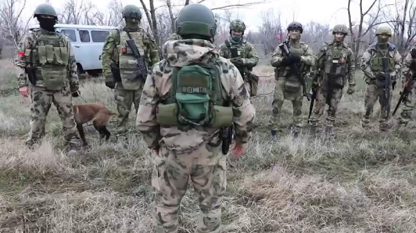 
                    Росгвардия обнаружила более 70 кг взрывчатки в замаскированном тайнике в ЛНР

        