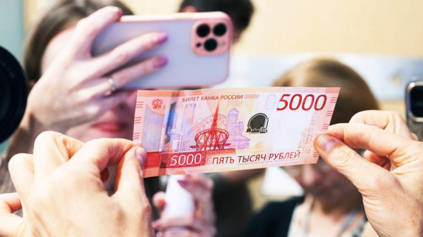 В России начали вводить в оборот новые купюры номиналом 5 тыс. рублей
