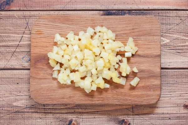 Салат &laquo;Нежность&raquo; с курицей и ананасами