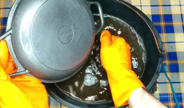 Не думала, что очистить старый казанок от ржавчины будет так просто. Все что нужно — уксус Не думала, что очистить старый казанок от ржавчины будет так просто. Все что нужно — уксус