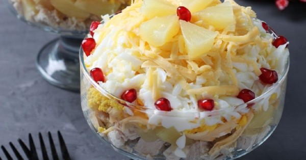 Салат &laquo;Нежность&raquo; с курицей и ананасами