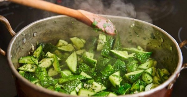 Маринованные огурцы с чесноком и зеленью от Клопотенко Маринованные огурцы с чесноком и зеленью от Клопотенко