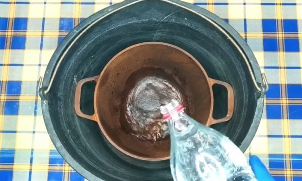 Не думала, что очистить старый казанок от ржавчины будет так просто. Все что нужно — уксус Не думала, что очистить старый казанок от ржавчины будет так просто. Все что нужно — уксус