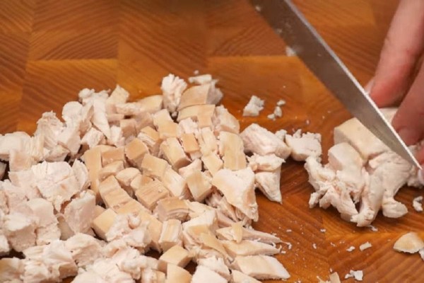 Салат &laquo;Нежность&raquo; с курицей и ананасами