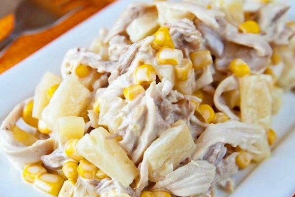 Салат &laquo;Нежность&raquo; с курицей и ананасами