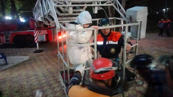Сотрудники МЧС эвакуировали всех людей с аттракциона в парке Ставрополя

