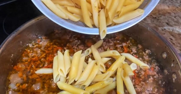 Макароны с мясной подливой Макароны с мясной подливой