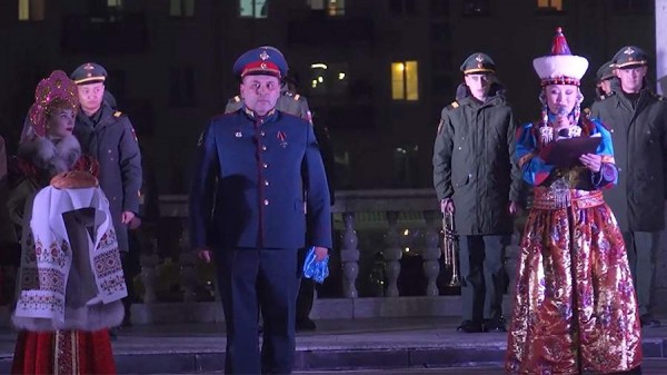 В Улан-Удэ встретили Героя России Ивана Калашникова
В Улан-Удэ встретили Героя России Ивана Калашникова