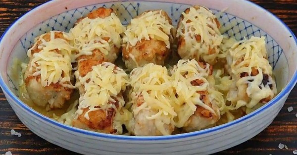 Мясные рулетики на луковой подушке