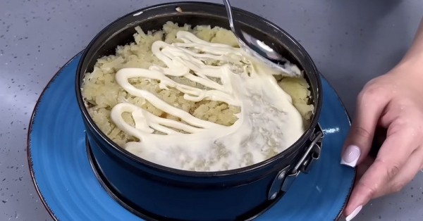 Салат &laquo;Простушка&raquo; с сельдью и картофелем
