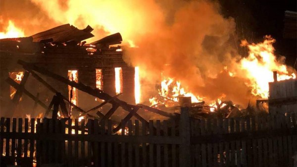 Два человека погибли в Кировской области при пожаре в жилом деревянном доме

