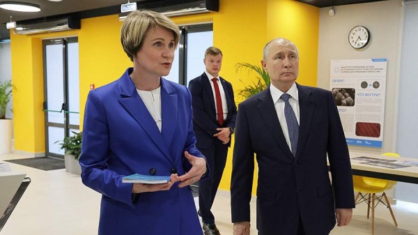 Путин осмотрел новый жилой корпус президентского лицея «Сириус»
Путин осмотрел новый жилой корпус президентского лицея «Сириус»