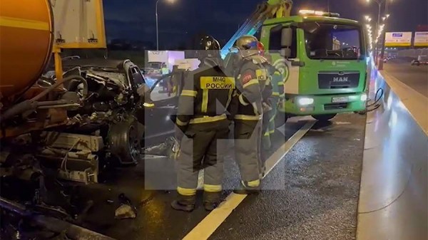 На МКАД произошло смертельное ДТП с Mercedes-Benz и &laquo;КамАЗом&raquo;
