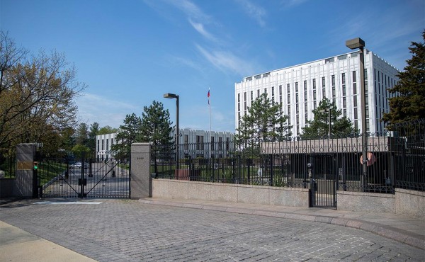 
                    США решили выслать двух российских дипломатов

                