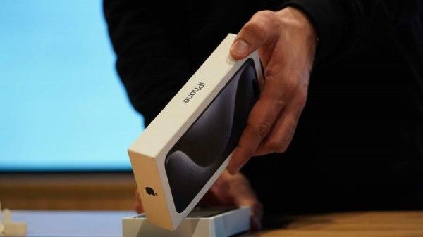 Новый iPhone 15 подешевел в России за месяц на треть
