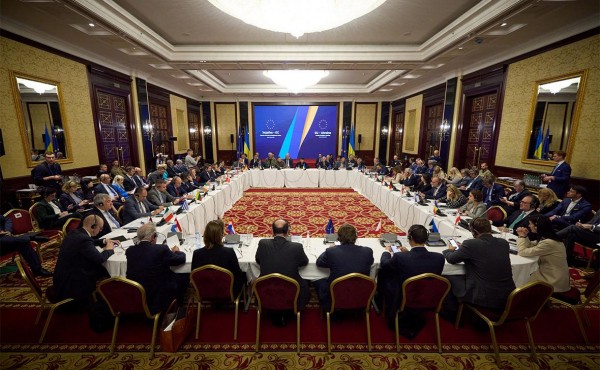 
                    Зачем главы МИД стран ЕС собрались на неформальную встречу в Киеве

                