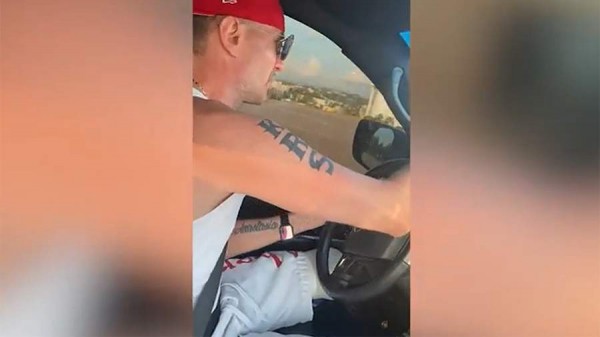 Костомаров опубликовал видео вождения машины после ампутации кистей
Костомаров опубликовал видео вождения машины после ампутации кистей