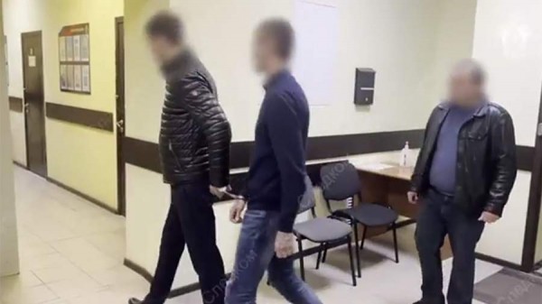 Опубликованы кадры с задержанным за попытку отравить тортом летчиков в Армавире
Опубликованы кадры с задержанным за попытку отравить тортом летчиков в Армавире