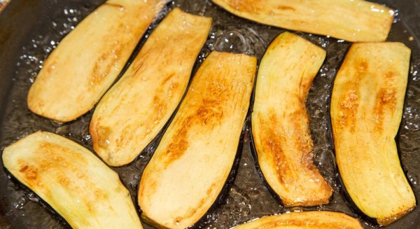 Рулетики из баклажанов с орехами и черносливом Рулетики из баклажанов с орехами и черносливом