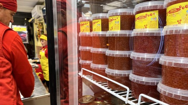 Ритейлеры отреагировали на обнаружение в магазинах «неустановленной» икры
Ритейлеры отреагировали на обнаружение в магазинах «неустановленной» икры