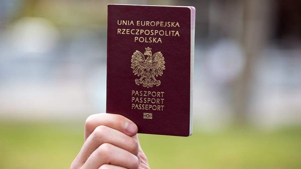 Политолог заявил о возможном влиянии украинских беженцев на политику Польши
