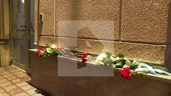 Петербуржцы организовали стихийный мемориал у генконсульства Израиля
