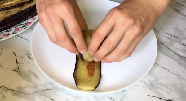 Рулетики из баклажанов с орехами и черносливом Рулетики из баклажанов с орехами и черносливом