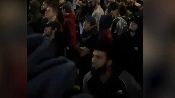 
                    Беспорядки в аэропорту Махачкалы из-за рейса из Израиля. Главное

                