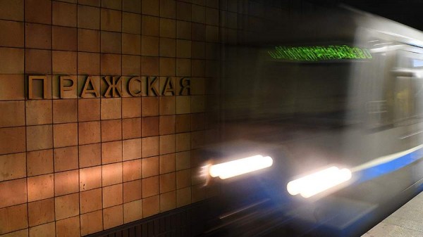 Упавшая на пути в метро Москвы женщина умерла
