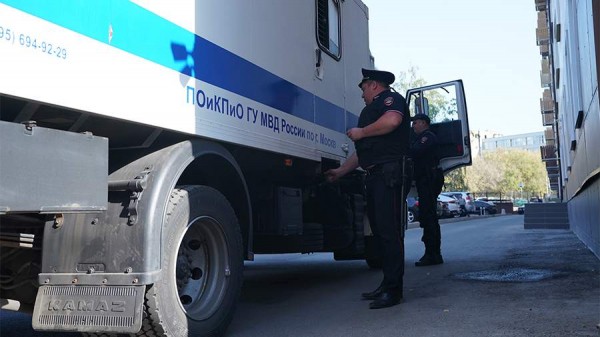 Экс-адвоката Эльмана Пашаева увезли в автозаке из суда в СИЗО
Экс-адвоката Эльмана Пашаева увезли в автозаке из суда в СИЗО