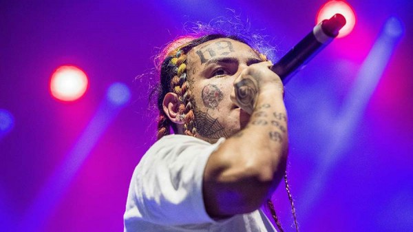 Организаторы сообщили о переносе концерта рэпера Tekashi 6ix9ine в Москве
Организаторы сообщили о переносе концерта рэпера Tekashi 6ix9ine в Москве
