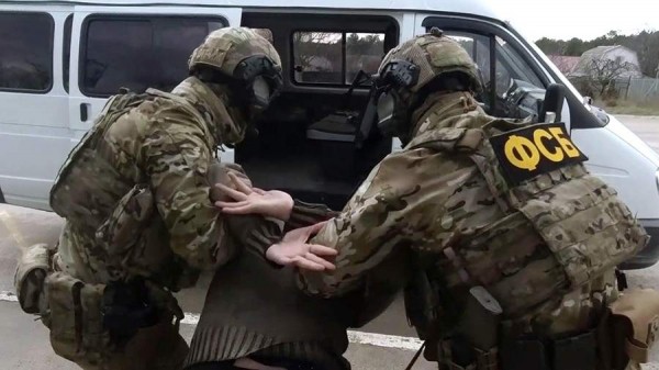 Четырех жителей Ингушетии задержали за хранение боеприпасов и взрывного устройства
