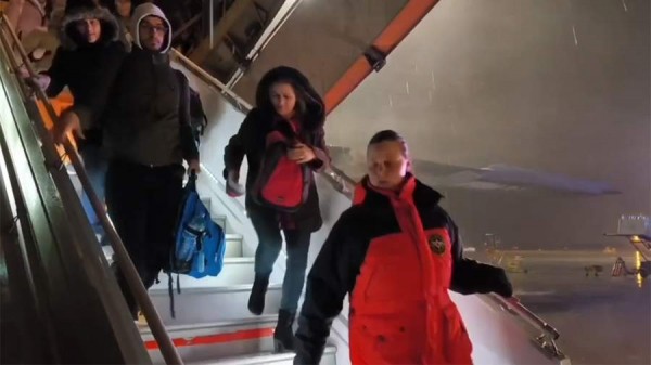 Спецборт МЧС доставил в Москву 37 россиян и 19 белорусов из Ливана
Спецборт МЧС доставил в Москву 37 россиян и 19 белорусов из Ливана