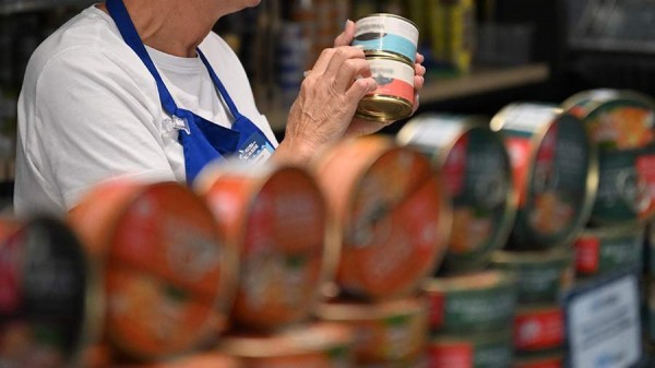 В Роспотребнадзоре сообщили о проверке данных о консервах с личинками в Москве
