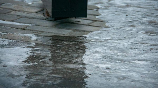 Водителей предупредили о подмерзании выпавших за ночь осадков в Москве 2 ноября
