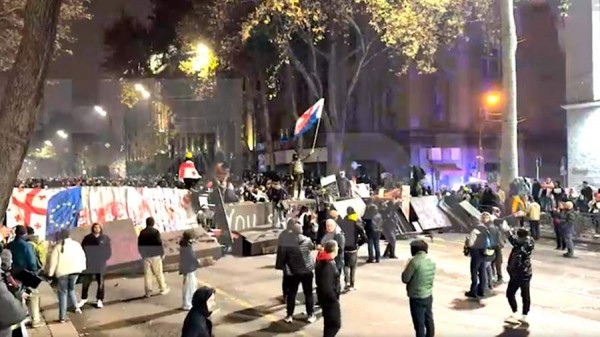 Митингующие в Тбилиси из мусорных баков соорудили баррикады поперек проспекта Руставели
