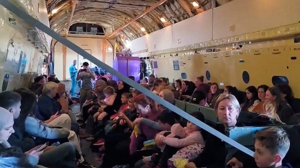 Спецборт МЧС со 100 россиянам вылетел из Бейрута в Москву
Спецборт МЧС со 100 россиянам вылетел из Бейрута в Москву