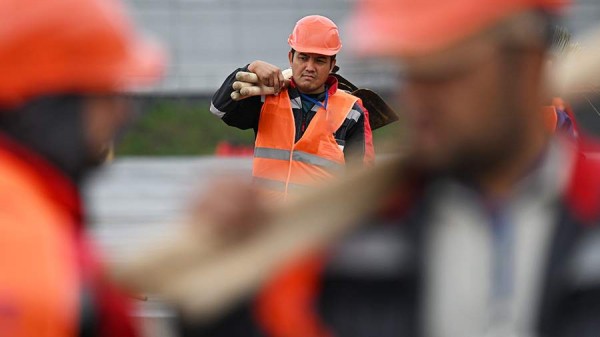 Песков заявил о необходимости регламентировать трудовую миграцию
