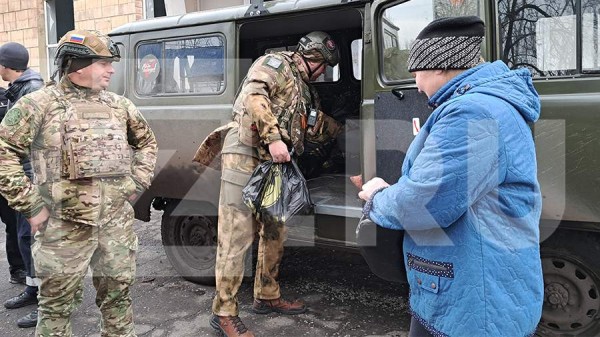 Волонтеры передали гумпомощь жителям освобожденного поселка Горняк в ДНР
