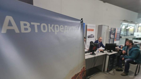 Выдачи автокредитов в октябре упали на 37%
