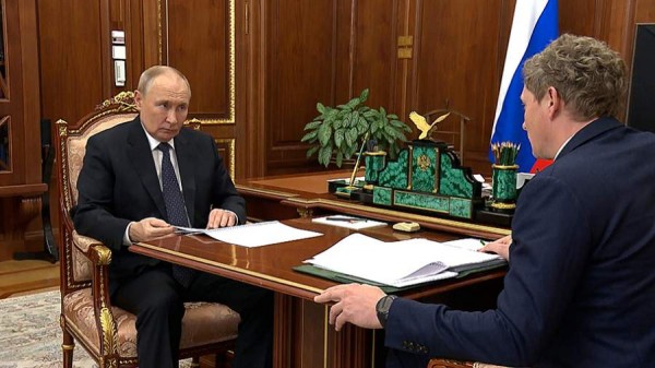 Путин провел встречу с главой ФНС РФ Егоровым
Путин провел встречу с главой ФНС РФ Егоровым