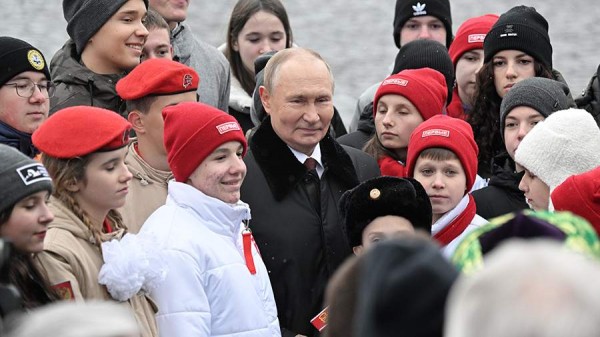 Путин пообщался с активистами после возложения цветов к памятнику Минину и Пожарскому
