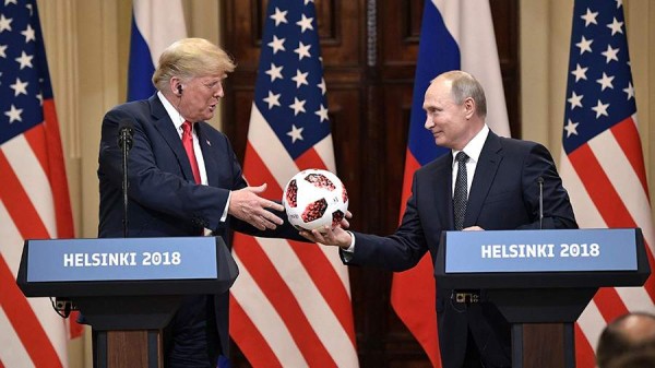 В Кремле назвали предсказуемым решение США проверить подаренный Путиным мяч
