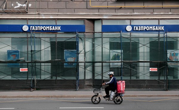
                    В ЕК пообещали оценить последствия санкций США против Газпромбанка

                