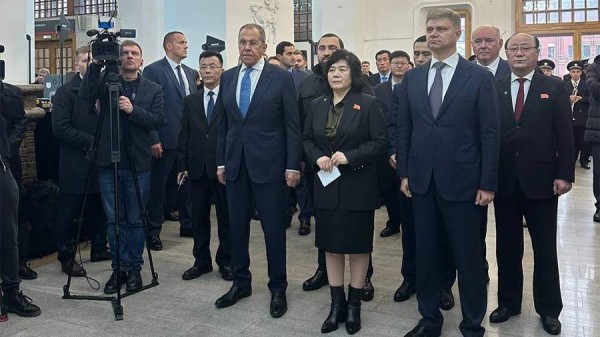 Главы МИД РФ и КНДР открыли в Москве мемориальную доску в честь визита Ким Ир Сена
