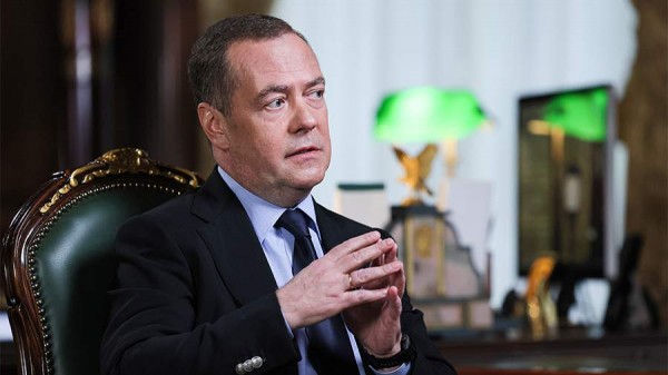 Медведев объяснил причину предупреждения США о применении &laquo;Орешника&raquo; Россией

