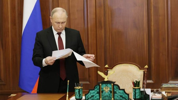 Путин наградил погибших при крушении вертолета Ми-2 под Кировом медиков
