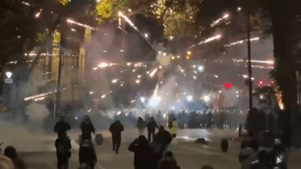 
                    Столкновения протестующих и силовиков на протестах в Тбилиси. Видео

                