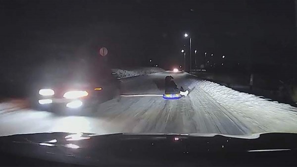 В Красноярске девушка попала под колеса авто во время катания на тюбинге
