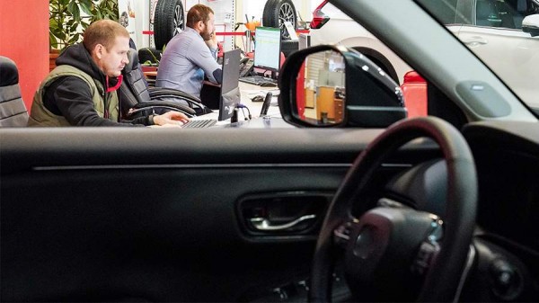 Мантуров ожидает рост продаж и выпуска автомобилей в РФ на 30–40%
Мантуров ожидает рост продаж и выпуска автомобилей в РФ на 30–40%